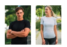 Kroppsnær t-skjorte i en optimal blanding av CoolDry® og polyester. Mykt, lett og behagelig stoff med gode fukttransporterende egenskaper. Føles lett på kroppen, og holder deg tørr og avkjølt under trening eller på varme sommerdager. 