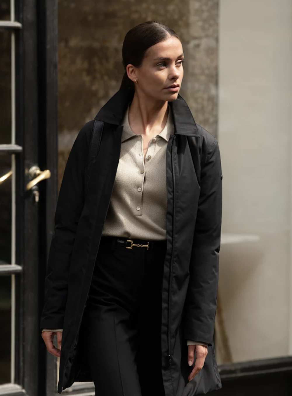 Jakke i resirkulert polyester med en diskrè stretch, noe som gir denne elegante jakken maksimal komfort og beveglighet til daglig bruk og gjerne med en blazer under.
