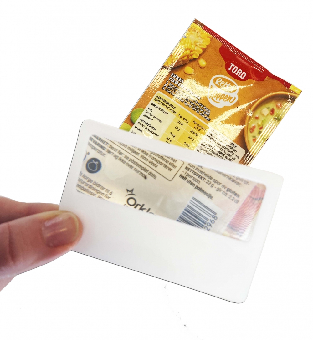 Visittkort med innebygd forstørrelsesglass i plast. Priser kan variere basert på antall og trykk, send oss en forespørsel!
