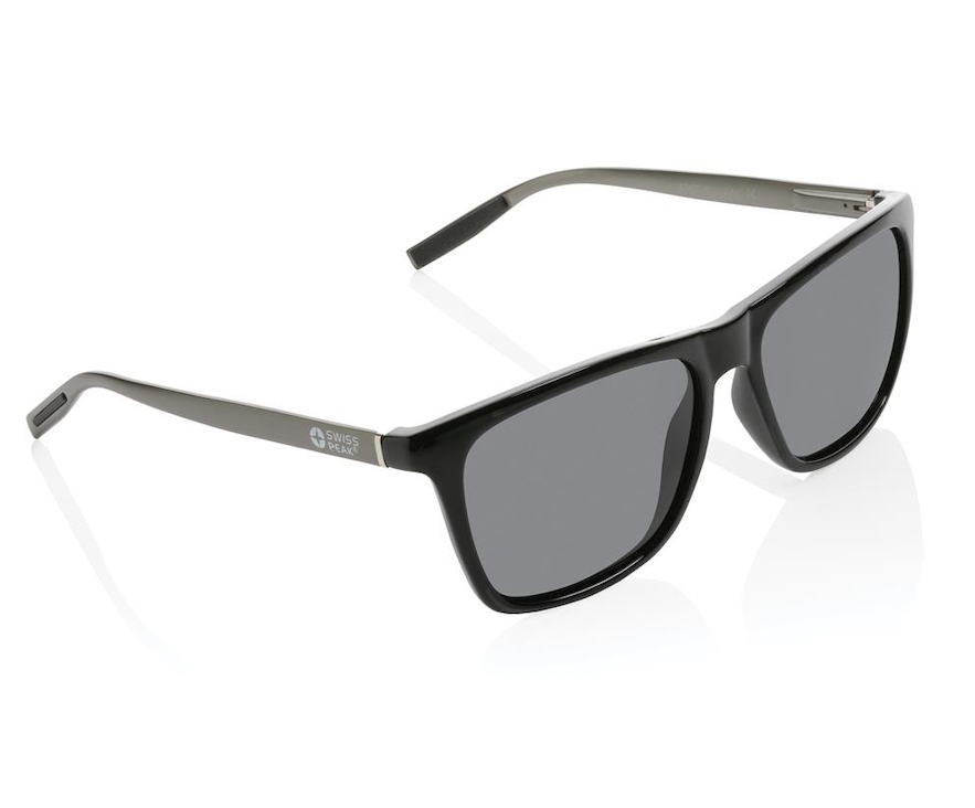 Luksuriøse polariserte solbriller laget med RCS-sertifisert resirkulert PC-innfatning og aluminiumsstenger.